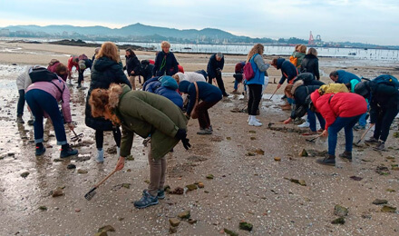 Excursiones con mariscadoras de Carril en Villagarcia (Galicia)